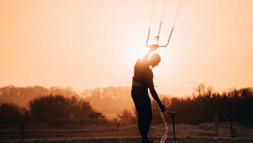 Kitesurfer i morgensol på Sydlangeland