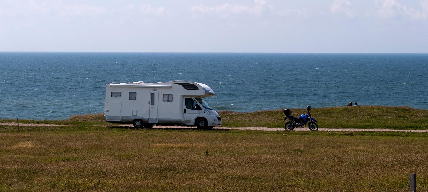 Autocamper i Danmark med en smuk udsigt havet