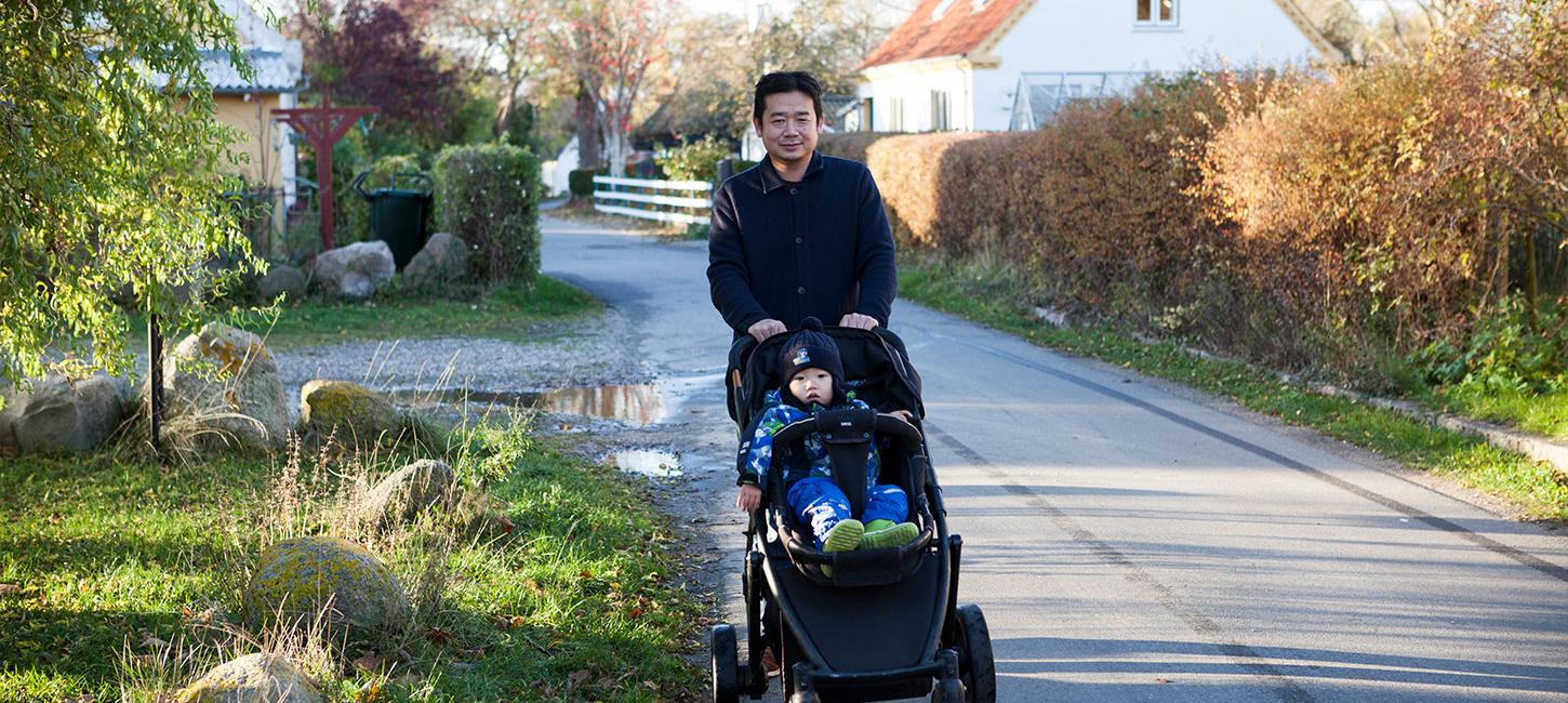 Far med klapvogn i gaderne på Strynø