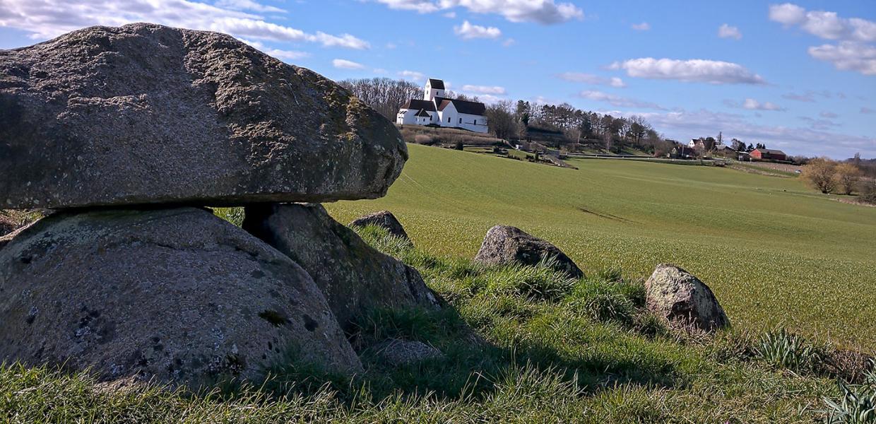 Langdyssen ved Humble med Humble Kirke i baggrunden