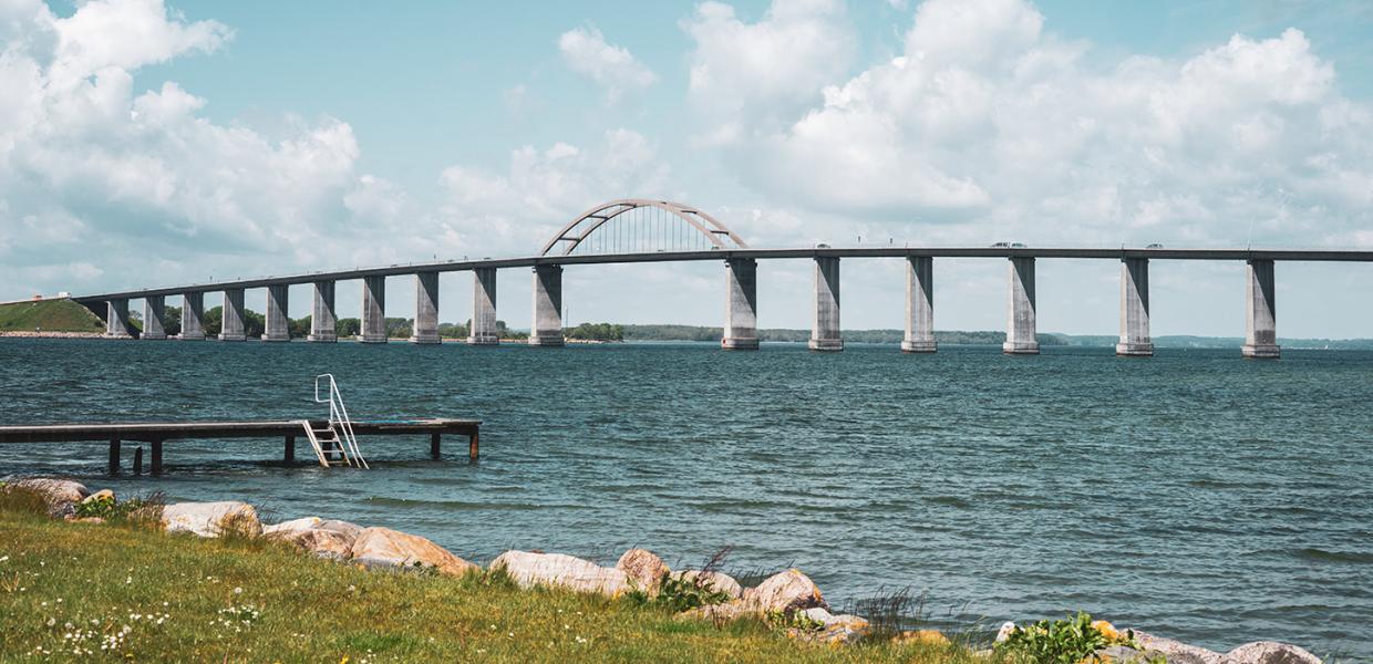 Langelandsbroen med en badebro i forgrunden