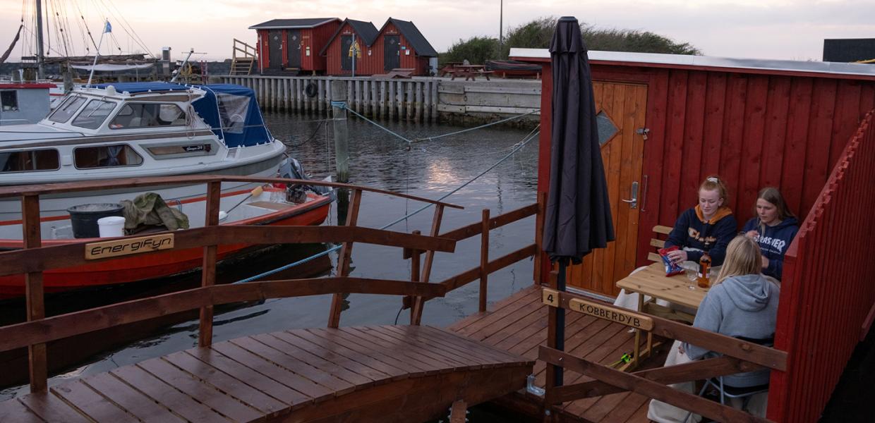 Aftenhygge på havnen i Lohals